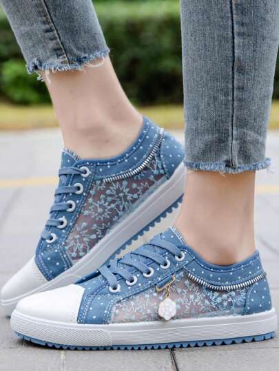 أحذية رياضية شقة نسائية متعددة الاستخدامات ذات تصميم شبكي مع أصابع قدم دائرية عادية وتصميم ربط