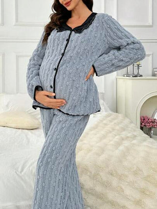 Shein Underwear&Sleepwear Maternity مجموعة بيجامة حمل قميص كردجان مخملي مطبع بياقة بيتر بان والبنطلون متباين اللون