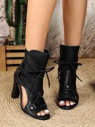 الحذاء الأسود والبني الشبكي المفتوح العتيق من الجلد الشرقي لسيدات المقاس الكبير ، يشمل حذاء برقبة قصير مفتوح من الأمام