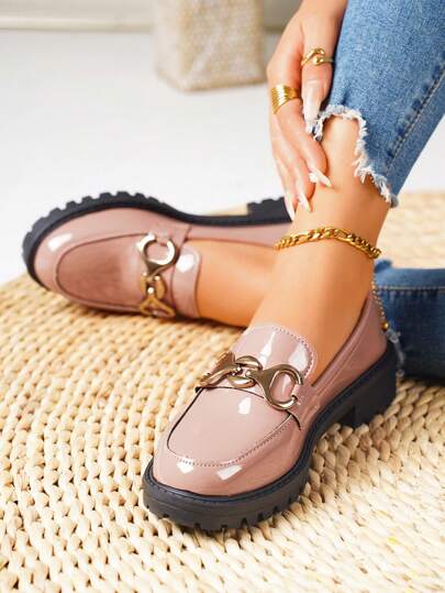 حذاء لوفر بكعب سميك من الجلد اللامع بطراز بريطاني أنيق للنساء ، وصول جديد خريف ربيع 2024