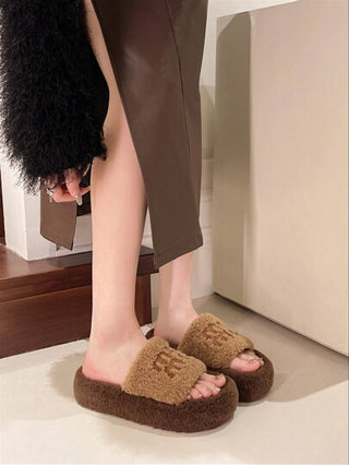 أحذية نسائية جديدة لموسم الخريف/الشتاء موديل 2024 ذات نعل سميك ولين قابلة للارتداء من الخارج، رائجة بين رواد الإنترنت بتصميم ذو ريش، أحذية مرتفعة داخلية للمكتب بارتفاع 4 سم