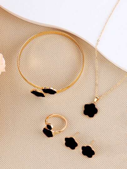 مجموعة من 5 قطع تتضمن قلادة،أقراط،سوار وخاتم بتصميم البرقوق الحظ