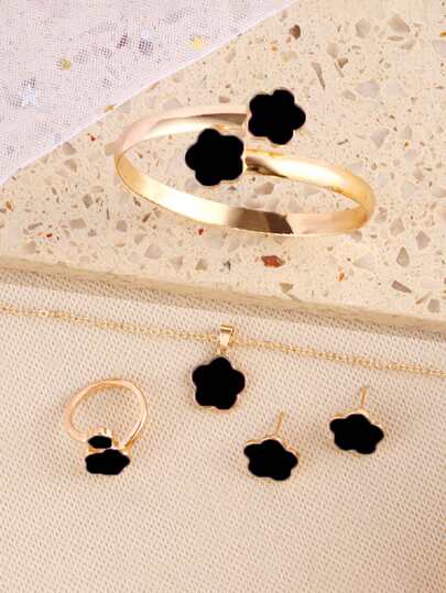 مجموعة من 5 قطع تتضمن قلادة،أقراط،سوار وخاتم بتصميم البرقوق الحظ