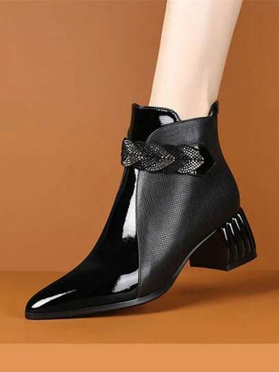 بوت كاحل بكعب سميك ومدبب للنساء مع تفاصيل من الراين ، تصميم من الجلد الأسود ماط وبراق ، بوت كعب عالي متعددة الاستخدامات جديدة لموسم الخريف والشتاء