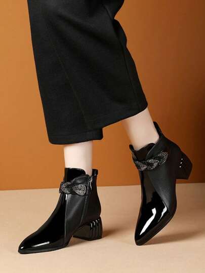 بوت كاحل بكعب سميك ومدبب للنساء مع تفاصيل من الراين ، تصميم من الجلد الأسود ماط وبراق ، بوت كعب عالي متعددة الاستخدامات جديدة لموسم الخريف والشتاء