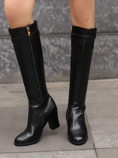 بوت نسائية عالية الكعب مصنوعة من جلد البولي يوريثان مع زخرفة إبزيم أسود