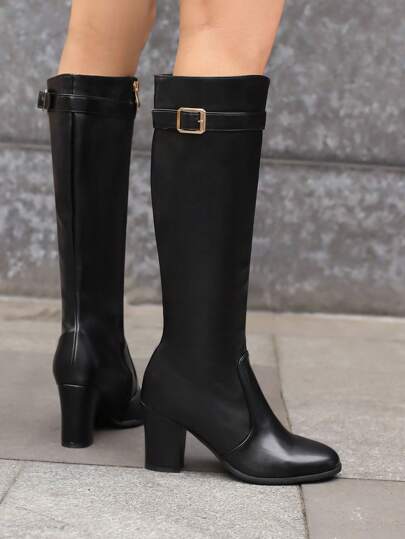 بوت نسائية عالية الكعب مصنوعة من جلد البولي يوريثان مع زخرفة إبزيم أسود