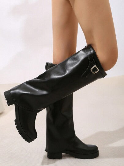 بوت نسائية سيمبلي ذات قاعدة سميكة وفتحة اسطوانية مطوية بنمط مخطط تصل إلى الركبة