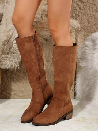 بوت نسائية عالية الركبة من الجلد الانتيلوب البني مقاس كبير مع سحّاب جانبي، كعب سميك مناسبة للارتداء مع تنورة سوداء