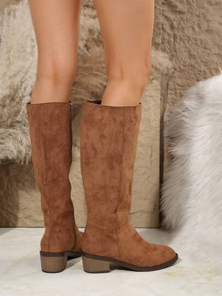 بوت نسائية عالية الركبة من الجلد الانتيلوب البني مقاس كبير مع سحّاب جانبي، كعب سميك مناسبة للارتداء مع تنورة سوداء