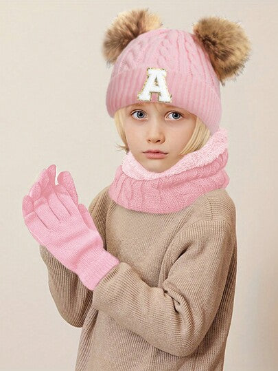 مجموعة من 3 قطع من قبعة مطرزة برقم وحرف 26 لطفل، وشاح وقفازات من الفليس، قبعات جذابة مقاومة للرياح ودافئة للفتيات مناسبة للخريف والشتاء للخارج، تنسيق أنيق ويمكن أن تستخدم كهدية عيد ميلاد