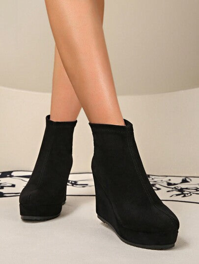 بوت نسائي بنعل سميك قابل للخلع زوج واحد ، بوت كاحل أسود عالي الكعب مطاطي مقاوم للانزلاق