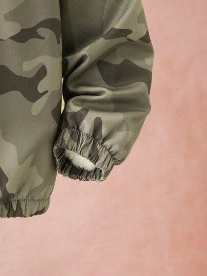 SHEIN معطف كولة أكمام طويلة بطباعة الكاموفلاج للأولاد المراهقين، المقاسات 8/5/3