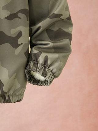 SHEIN معطف كولة أكمام طويلة بطباعة الكاموفلاج للأولاد المراهقين، المقاسات 8/5/3