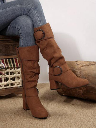 بوت طويلة إلى الركبة ذات كعب متدرج وسحاب جانبي للنساء ذات طراز أوروبي وأمريكي بنمط مكرمل