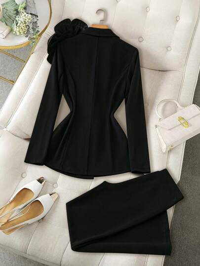 SHEIN Clasi بدلة نسائية مكونة من ملابس علوية بأزرار أمامية طويلة الأكمام وطوق عنق مزينة بزهور ثلاثية الأبعاد باللون الأحادي وبنطلون