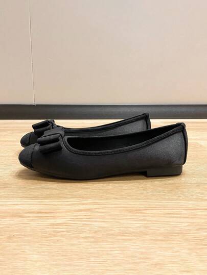 أحذية نسائية ذات أصبع مربع منخفض الباط ، أحذية سهلة الارتداء بفيونكة ، وأحذية سوداء مسطحة متعددة الاستخدامات