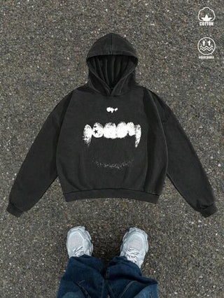 Manfinity ZONE917 بلوفر فضفاض بغطاء للرأس بأكمام طويلة ذو تصميم مطبوع بنمط نجوم وأنياب الخفافيش بلون أسود مغسول في طريقة مبهتة "ملابس شوارعية" لإطلالة ثوسترية اجٍ لإهداء الأصدقاء والأزواج