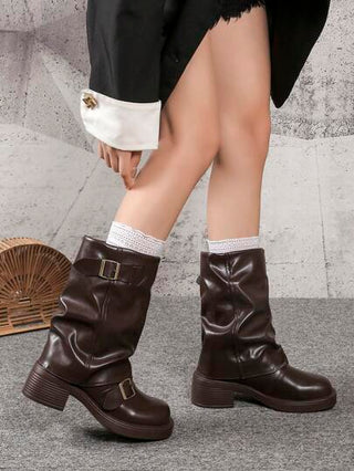 نساء بوت الكاحل ذات الموضة السوداء، تصميم جديد مع إبزيم، سوق نخبوي أوروبي وأمريكي، كعب سميك وأسفل سميك، خفيف الوزن، بوت ذات طراز غربي مجعد للخريف/الشتاء، بوت بمظهر الدراجات النارية الرجعي، لون بني، مناسب للقياس الضيق