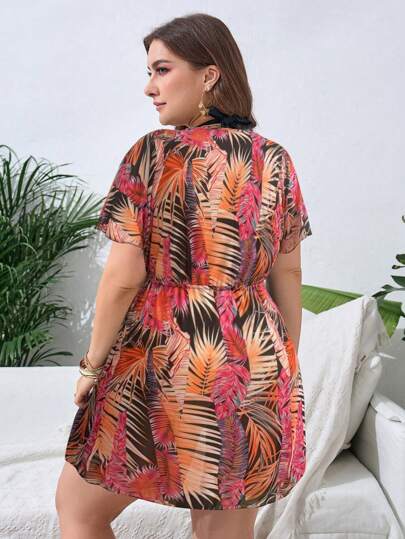 SHEIN Swim Curve مجموعة تونيك وتنورة قصيرة للسيدات البدينات، بطبعة نباتات استوائية، فتحة رقبة على شكل حرف V وأكمام قصيرة، للاستخدام اليومي الصيفي