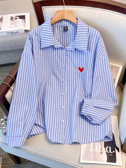 SHEIN Clasi قميص كاجوال بأكمام طويلة وأزرار أمامية وطبعة القلب البسيطة بمقاس كبير