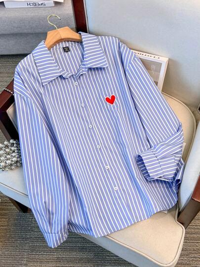 SHEIN Clasi قميص كاجوال بأكمام طويلة وأزرار أمامية وطبعة القلب البسيطة بمقاس كبير