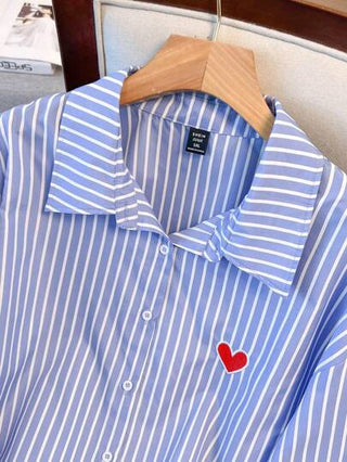 SHEIN Clasi قميص كاجوال بأكمام طويلة وأزرار أمامية وطبعة القلب البسيطة بمقاس كبير