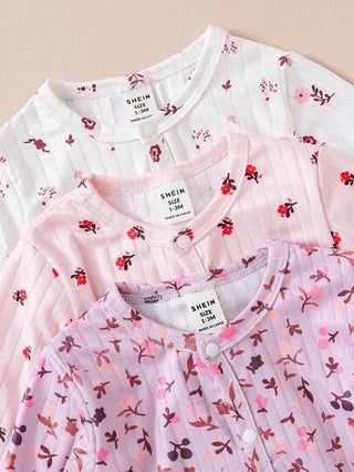 SHEIN 3 قطع طقم بيجامات رومبرز للبنات الصغار، نقشات الفراولة والزهور مع ألوان متناسقة، بأكمام طويلة وأرجل طويلة