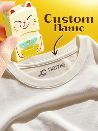 قطعة واحدة من ختم الاسم المخصص للسترة، ختم الملابس المخصصة، ختم اسم الطباعة الذاتية الكرتونية المخصصة بدمج الرمز والاسم، هدية للقرطاسية المخصصة، ختم الملابس المقاوم للماء، هدية للمناسبات، عيد الميلاد والخيارات المتعددة من الرموز