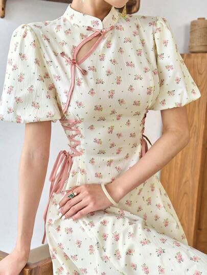 Modelyn قطعة واحدة من فستان الشيونجسام المطبوع بنقش الزهور الصغيرة مع ربطة جانبية، فستان صيني محسن عصري خاص بالشباب