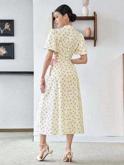 Modelyn قطعة واحدة من فستان الشيونجسام المطبوع بنقش الزهور الصغيرة مع ربطة جانبية، فستان صيني محسن عصري خاص بالشباب