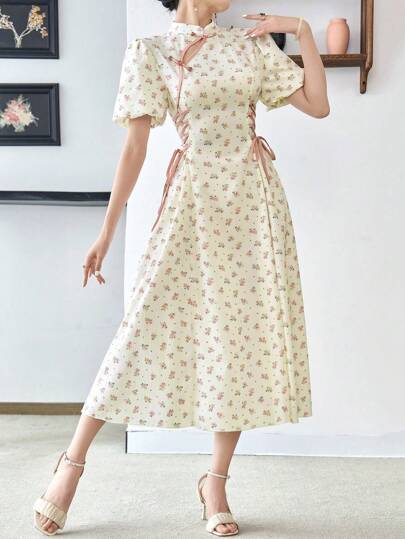 Modelyn قطعة واحدة من فستان الشيونجسام المطبوع بنقش الزهور الصغيرة مع ربطة جانبية، فستان صيني محسن عصري خاص بالشباب