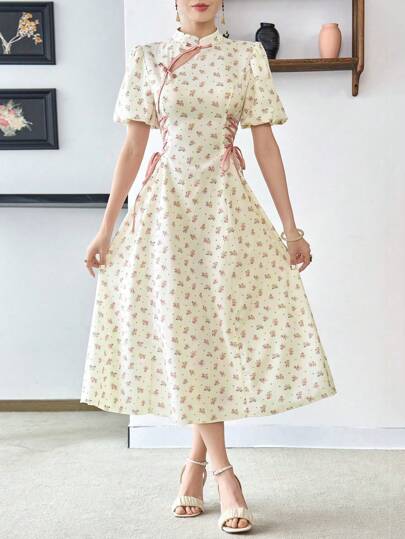 Modelyn قطعة واحدة من فستان الشيونجسام المطبوع بنقش الزهور الصغيرة مع ربطة جانبية، فستان صيني محسن عصري خاص بالشباب