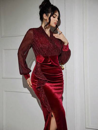 Modelyn فستان أنيق بياقة على شكل حرف V مطوي ذو لمسات ملمع للنساء، فستان سهرة طويل للنساء