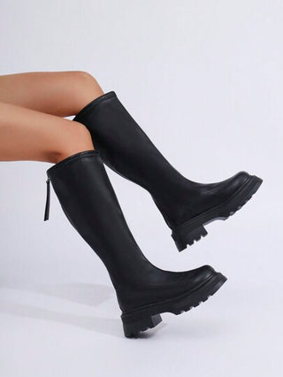 بوت فارسية بمقاسات كبيرة للنساء ذات نعل سميك وأصابع مستديرة وسحاب خلفي وحلقات مطاطية، ذات ساق طويلة وكعب عريض، تتناسب مع الفساتين للنساء