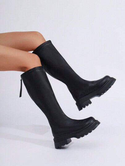 بوت فارسية بمقاسات كبيرة للنساء ذات نعل سميك وأصابع مستديرة وسحاب خلفي وحلقات مطاطية، ذات ساق طويلة وكعب عريض، تتناسب مع الفساتين للنساء