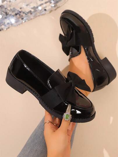 أحذية أوكسفورد حريمي أحذية مسطحة أنيقة وكلاسيكية للمرأة، تصميم برباط زخرفي، كعب منخفض، مادة لامعة، مناسبة للارتداء في جميع المناسبات، مريحة للغاية لفصول الربيع والصيف والخريف والشتاء، باللون الأسود اللامع