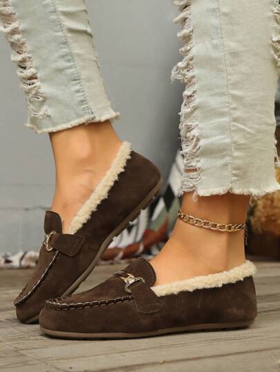 حذاء مسطح لانزلاقي للنساء لموسم الشتاء مريح بطبقة داخلية دافئة ذو قاع ناعم، أحذية لوفر مريحة بتصميم معدني للنساء موديل 2024