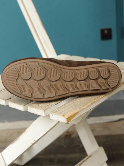 حذاء مسطح لانزلاقي للنساء لموسم الشتاء مريح بطبقة داخلية دافئة ذو قاع ناعم، أحذية لوفر مريحة بتصميم معدني للنساء موديل 2024