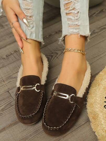 حذاء مسطح لانزلاقي للنساء لموسم الشتاء مريح بطبقة داخلية دافئة ذو قاع ناعم، أحذية لوفر مريحة بتصميم معدني للنساء موديل 2024