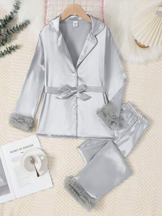 بيجاما مجموعة من قطعتين من بيجامة الفتيات الصغيرات مكونة من ملابس علوية أكمام طويلة وبنطال بتصميم أزهار الدانتيل على طول الياقة، بلون رمادي فاتح رصاصي اللون الأساسي، قماش الحرير