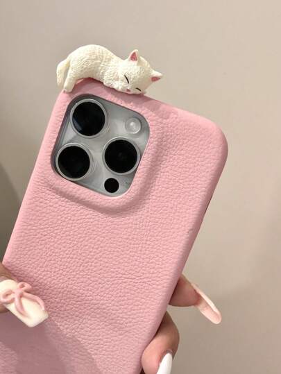 قشرة هاتف من الجلد بنقشة قطة كارتونية ثلاثية الأبعاد نائمة بنمط العنب للجوال متوافقة مع هواتف آيفون 16، 15، 13، 14، 12 برو ماكس بلس، غطاء خلفي ناعم