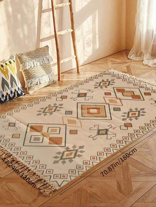 سجادة مزينة بنمط هندسي وحلية على شكل براشيم لديكور الغرف