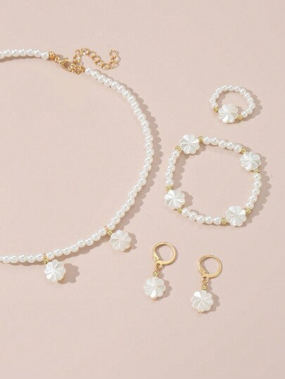 5 قطع/مجموعة للبنات طقم مجوهرات من قلادة وسوار وأقراط وخاتم بعلامات الزهور على شكل حبات لؤلؤ صناعية ، اكسسوارات موضة للاحتفالات وللأصدقاء المقربين