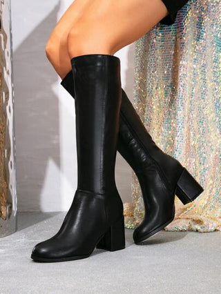 بوت نسائية طويلة فوق الركبة ذات كعب سميك مريحة ومتعددة الاستخدامات، مزودة بسحاب جانبي، ذات رؤوس مدورة وساق عالية، بوت كلاسيكية سوداء للتنقل واللسهرات، كعب عال صلب بتصميم مضغوط من البولي يوريثان مثالية للارتداء مع البنطلونات