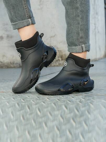 زوج من بوت الرجال المطاطية المقاومة للانزلاق والدافئة، بوت قصيرة مبطنة من البولي فينيل كلوريد (PVC) مقاومة للماء للاستخدام الخارجي، في الشاطئ، الحديقة، العمل، المشي لمسافات طويلة، في كل الأوقات