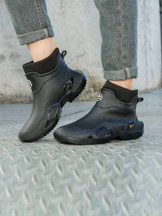 زوج من بوت الرجال المطاطية المقاومة للانزلاق والدافئة، بوت قصيرة مبطنة من البولي فينيل كلوريد (PVC) مقاومة للماء للاستخدام الخارجي، في الشاطئ، الحديقة، العمل، المشي لمسافات طويلة، في كل الأوقات