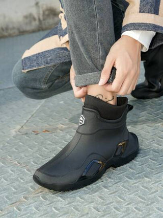 زوج من بوت الرجال المطاطية المقاومة للانزلاق والدافئة، بوت قصيرة مبطنة من البولي فينيل كلوريد (PVC) مقاومة للماء للاستخدام الخارجي، في الشاطئ، الحديقة، العمل، المشي لمسافات طويلة، في كل الأوقات