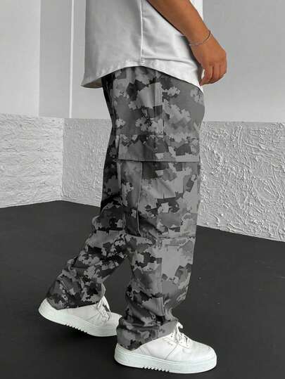 بنطلون كارجو للرجال من Manfinity Homme بطبعة كامو وجيب رباط للخصر