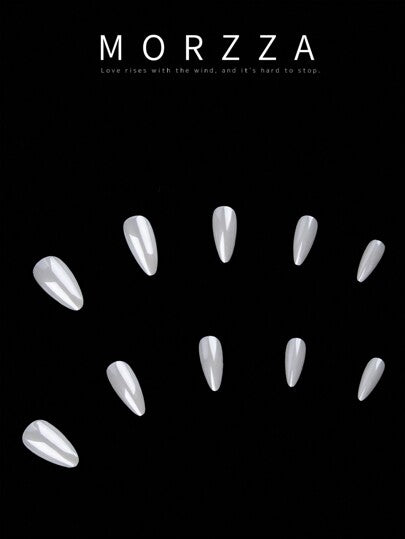 حسِّن مظهرك فوراً مع طقم أظافر ب- 24 قطعة من الأظافر الاصطناعية الأنيقة والكلاسيكية البسيطة باللون الأبيض النقي بأسلوب الشمال الأنيق والمناسبة لاستخدام الفتيات والنساء المحبات للأسلوب البسيط في الحياة اليومية والتسوق